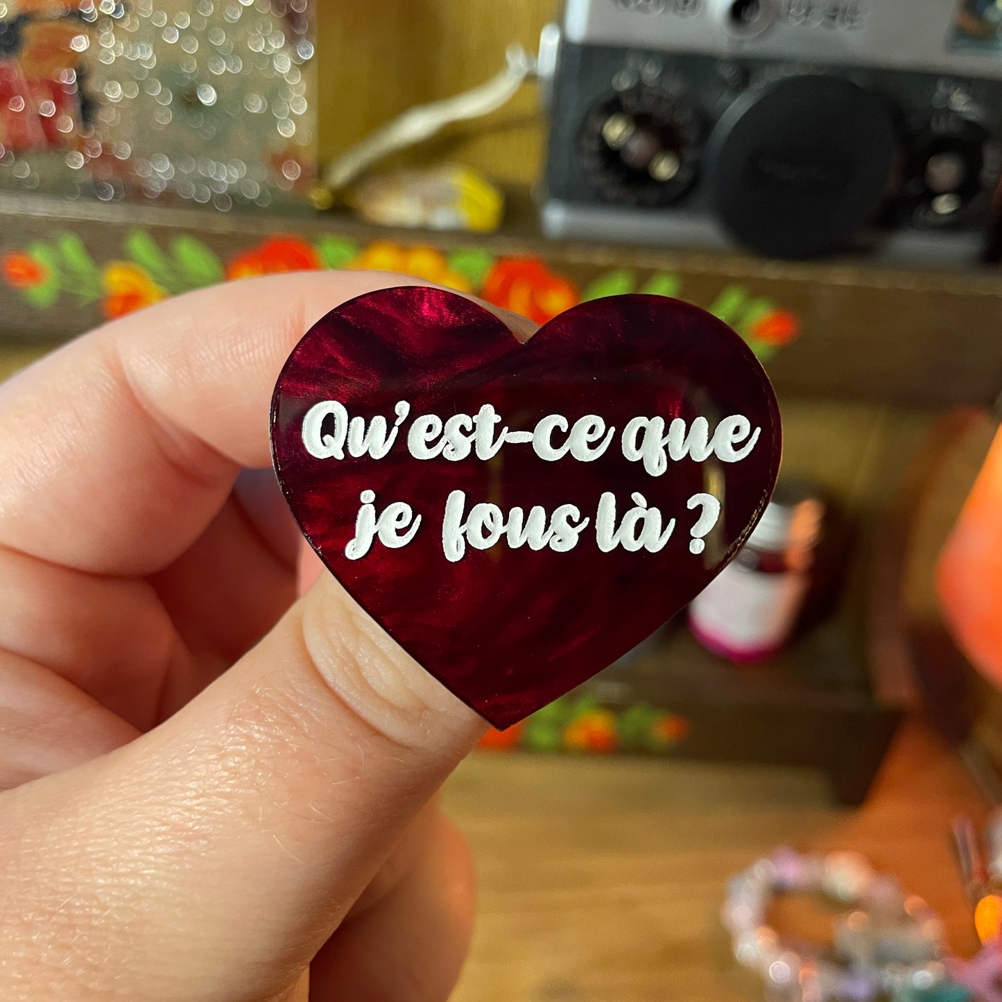 [Contrôle technique] Broche "Qu'est-ce que je vous là ?" en acrylique marbrée bordeaux