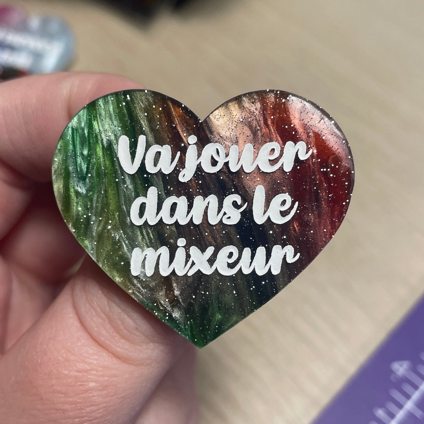 [CONTRÔLE TECHNIQUE] Broche "Va jouer dans le mixeur" en acrylique marbrée