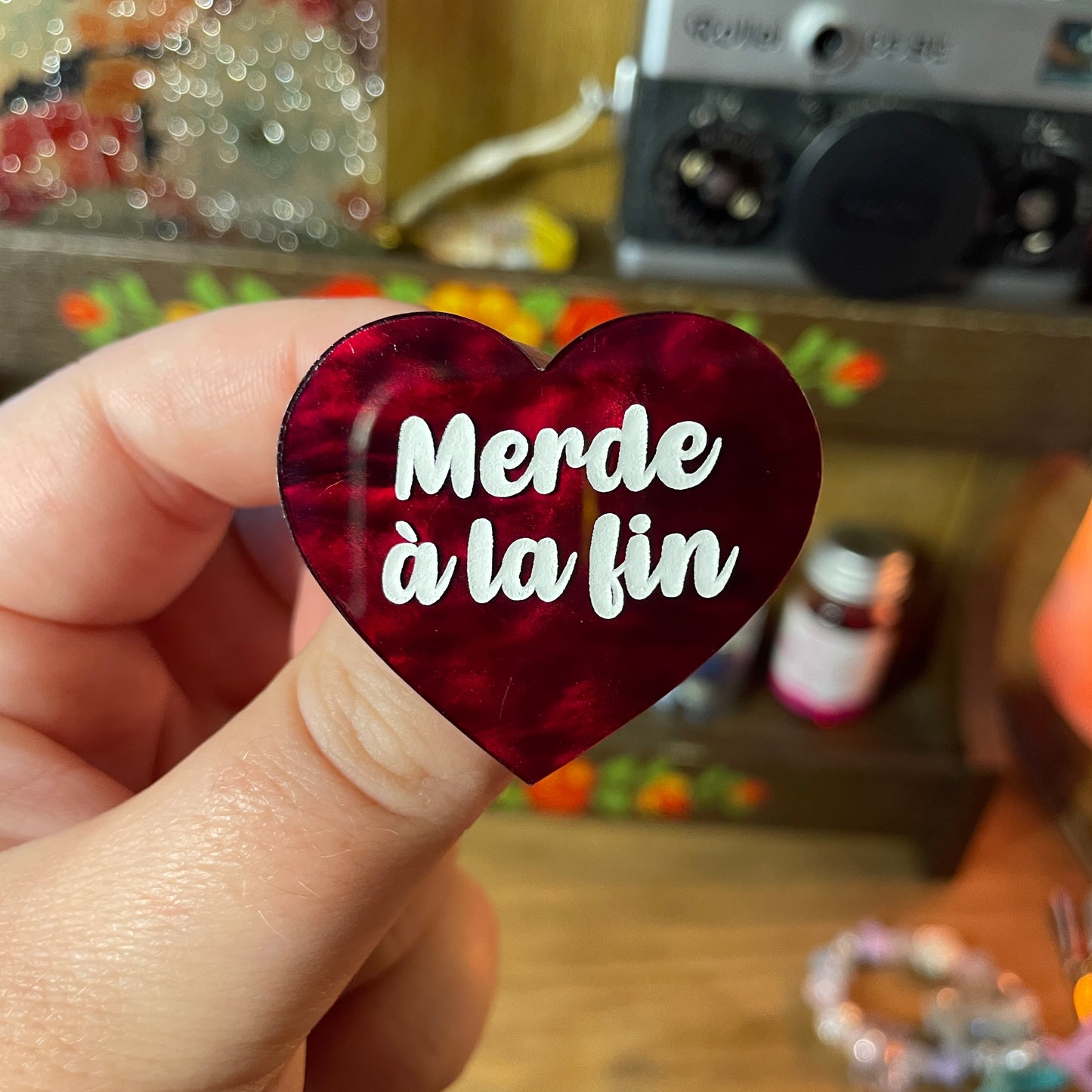 [Contrôle technique] Broche "Merde à la fin" en acrylique marbrée bordeaux