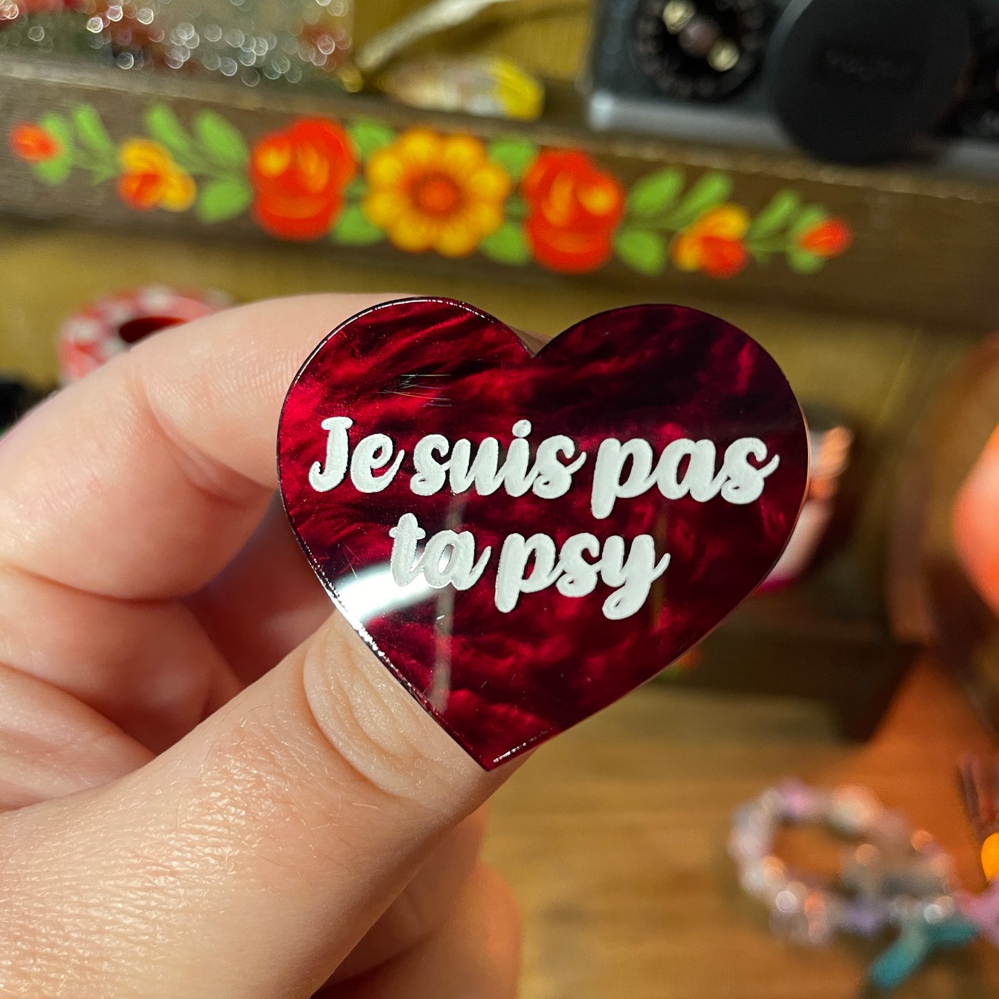 [Contrôle technique] Broche "Je suis pas ta psy" en acrylique marbrée bordeaux
