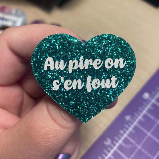 [CONTRÔLE TECHNIQUE] Broche "Au pire on s'en fout" en acrylique à paillettes turquoise