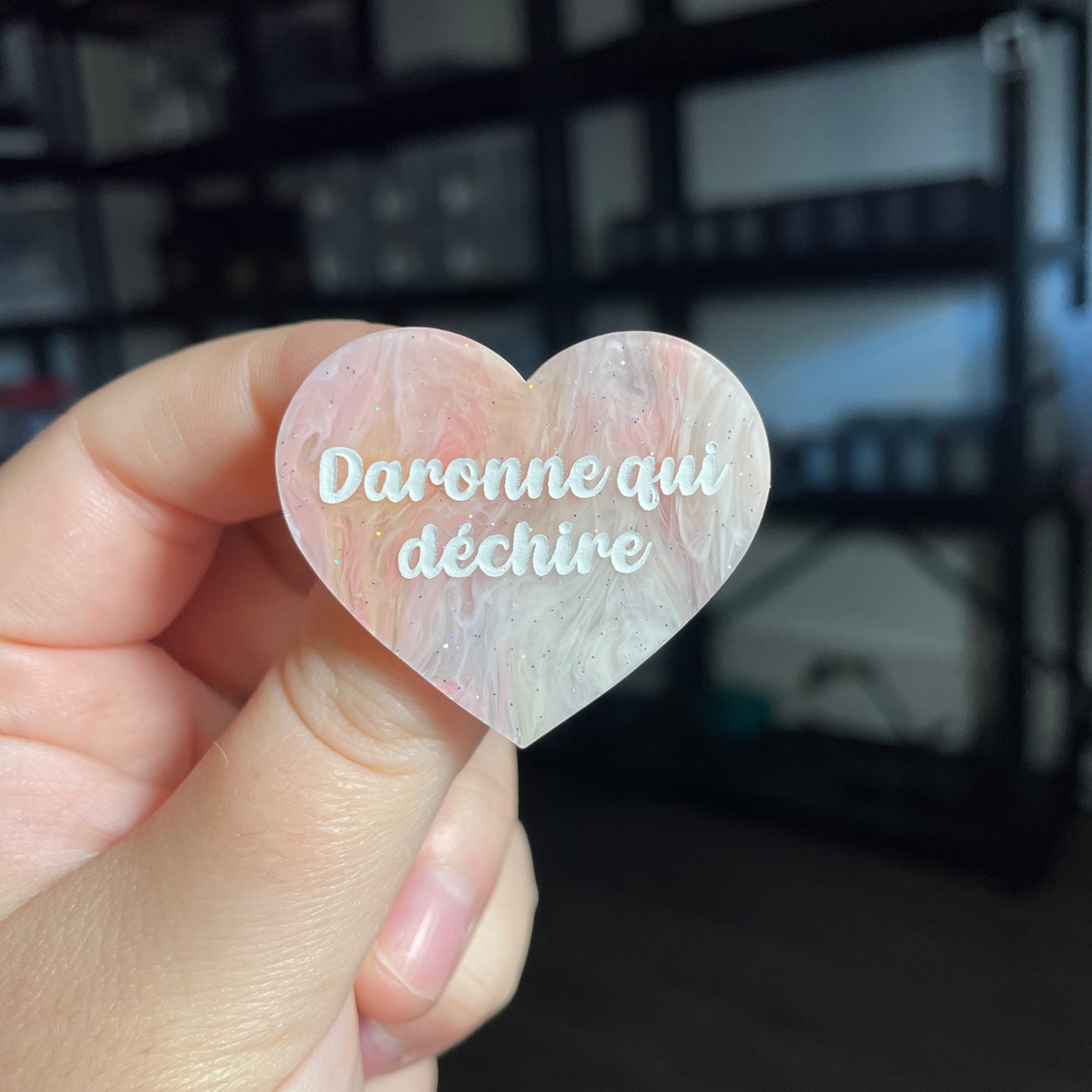 Broche "Daronne qui déchire" en acrylique marbrée corail, orange, jaune et blanche à paillettes
