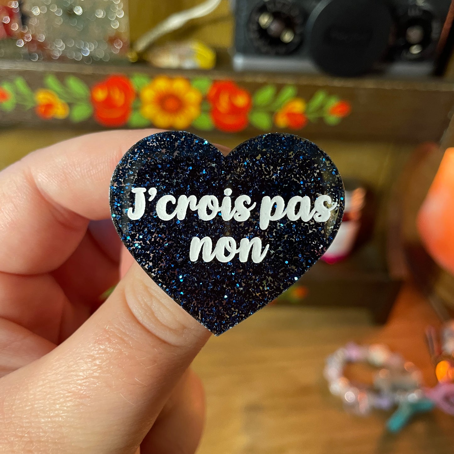 [Contrôle technique] Broche "J'crois pas non" en acrylique à paillettes bleues foncées
