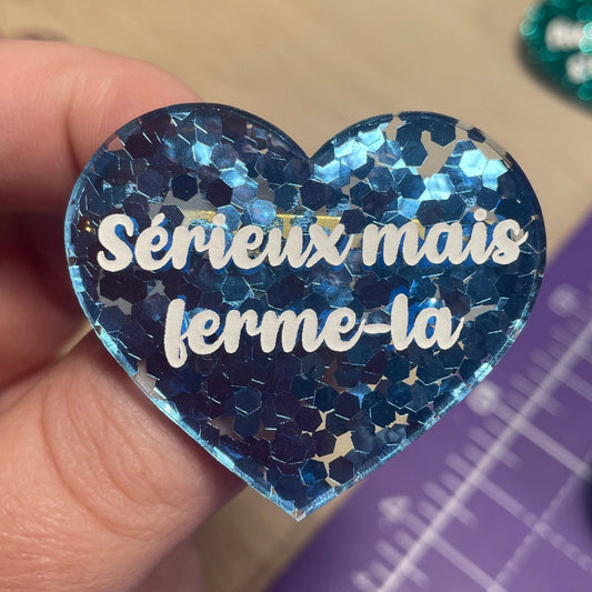 [CONTRÔLE TECHNIQUE] Broche "Sérieux mais ferme-la" en acrylique semi-transparente avec des confettis bleus