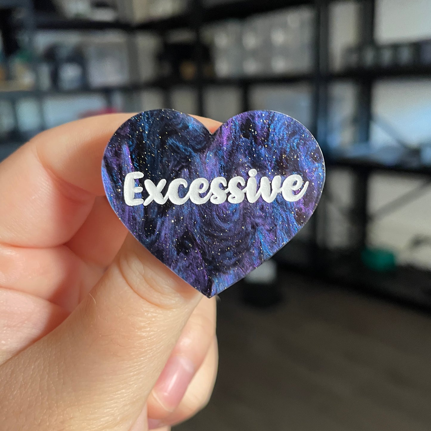 Broche "Excessive" en acrylique marbrée bleue, noire et violette à paillettes