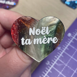 [CONTRÔLE TECHNIQUE] Broche "Noël ta mère" en acrylique marbrée rouge, verte, marron et blanche