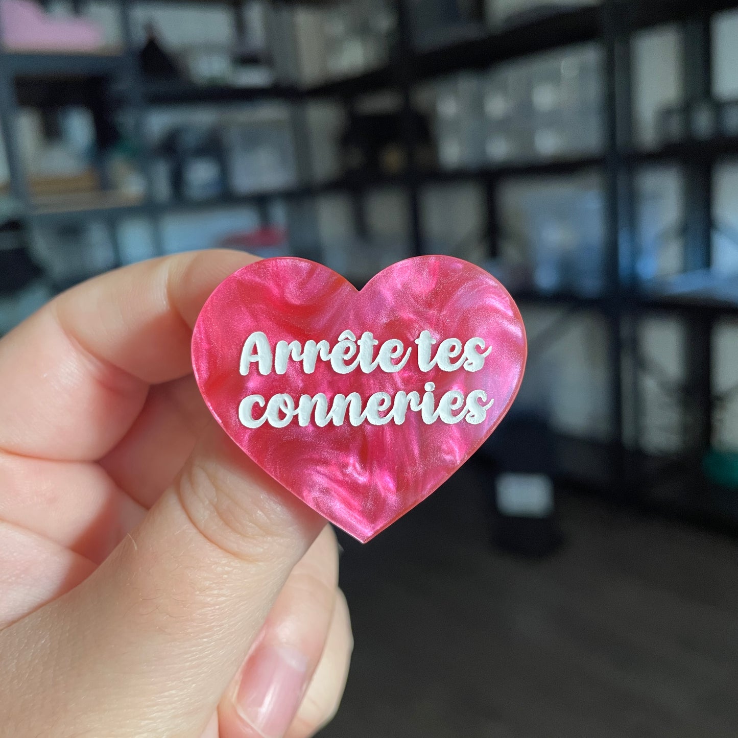 Broche "Arrête tes conneries" en acrylique marbrée rose