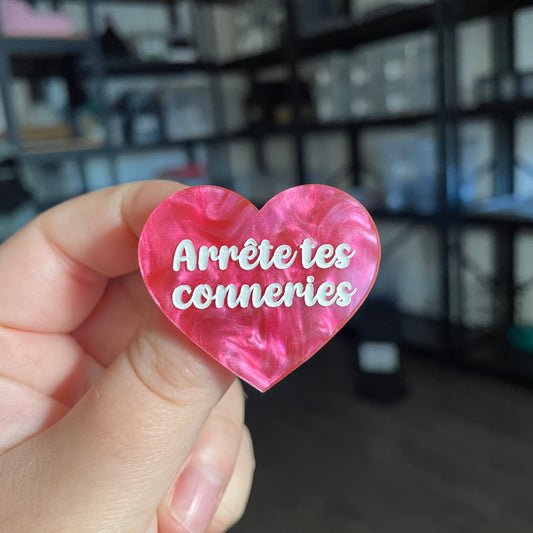 Broche "Arrête tes conneries" en acrylique marbrée rose