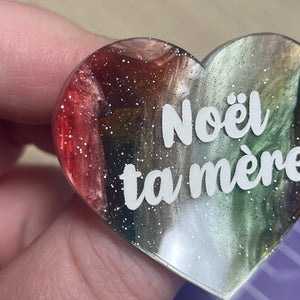 [CONTRÔLE TECHNIQUE] Broche "Noël ta mère" en acrylique marbrée rouge, verte, marron et blanche