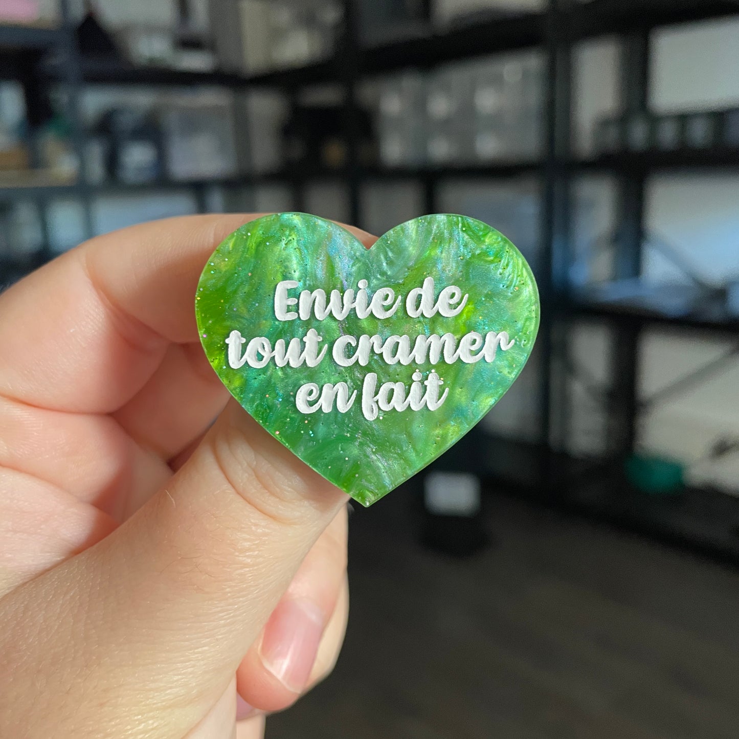 Broche "Envie de tout cramer en fait" en acrylique marbrée verte à paillettes