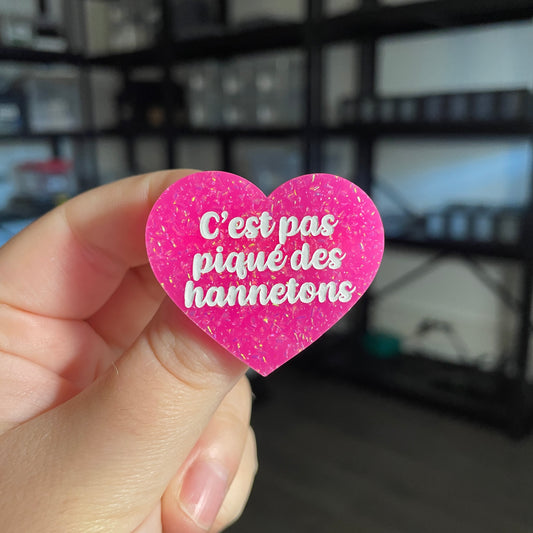 Broche "C'est pas piqué des hannetons" en acrylique rose à paillettes