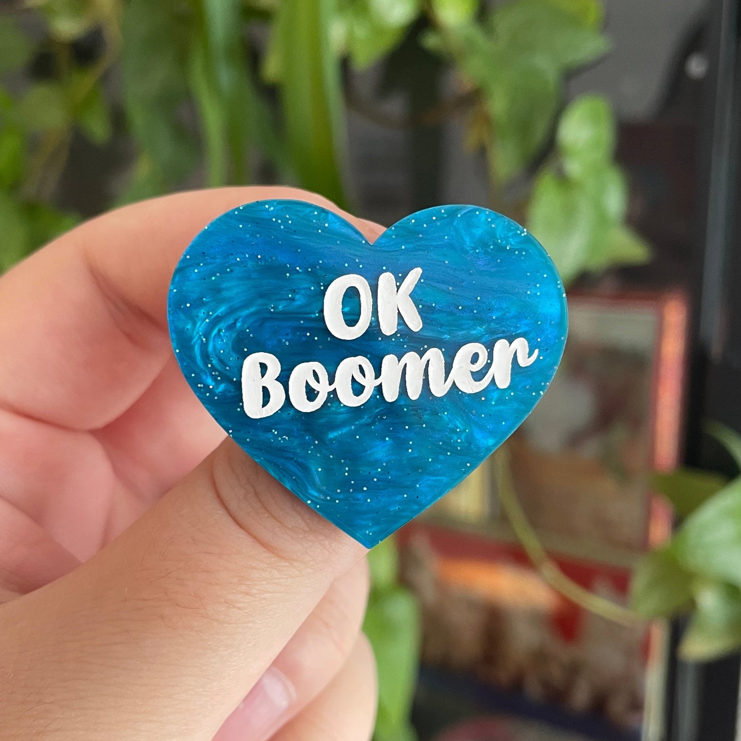 [CONTRÔLE TECHNIQUE] Broche "OK Boomer" en acrylique marbrée bleue à paillettes