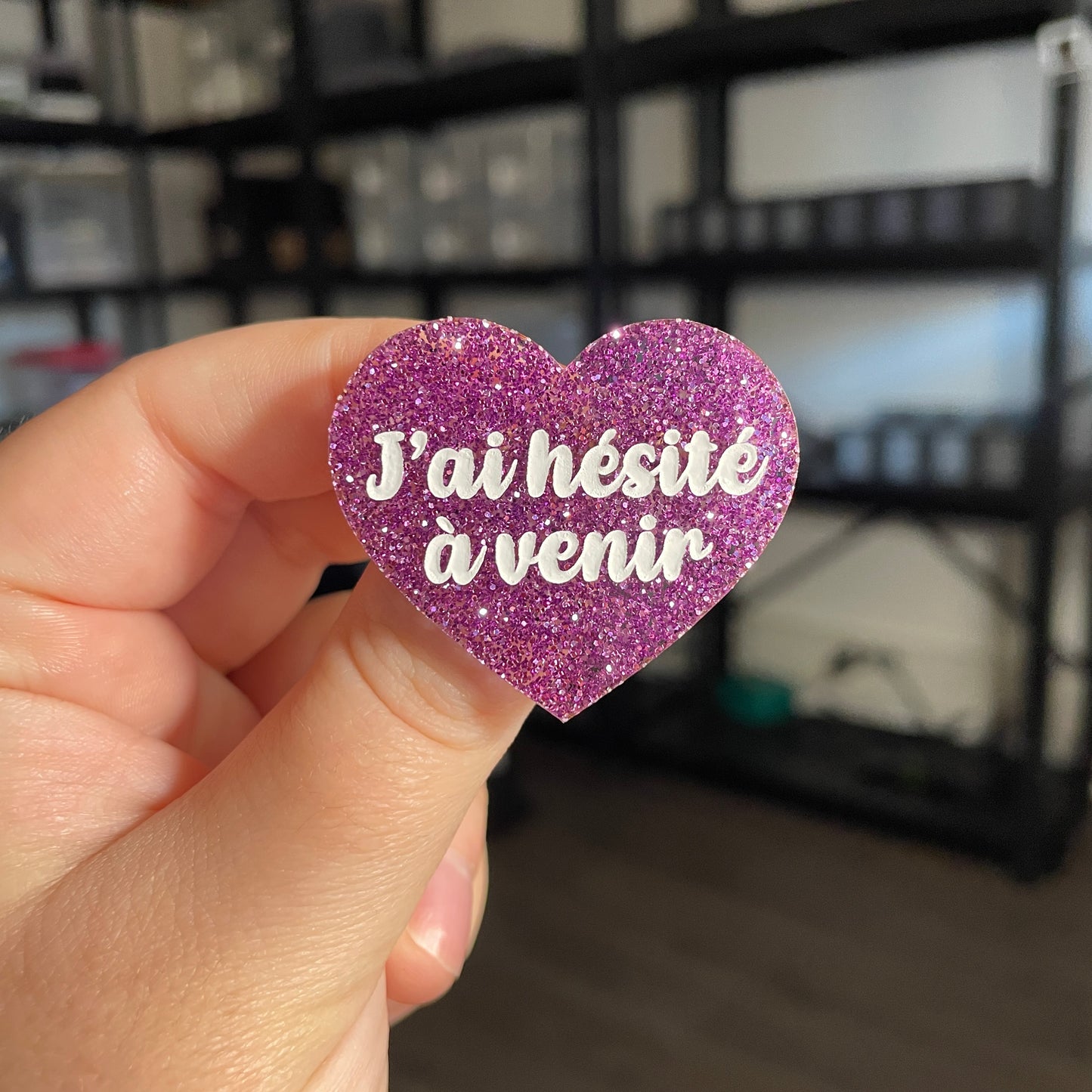 Broche "J'ai hésité à venir" en acrylique à paillettes violettes