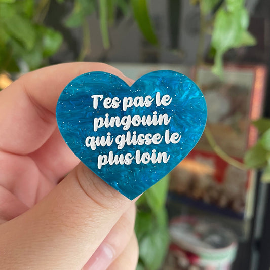 [CONTRÔLE TECHNIQUE] Broche "T'es pas le pingouin qui glisse le plus loin" en acrylique marbrée bleue à paillettes
