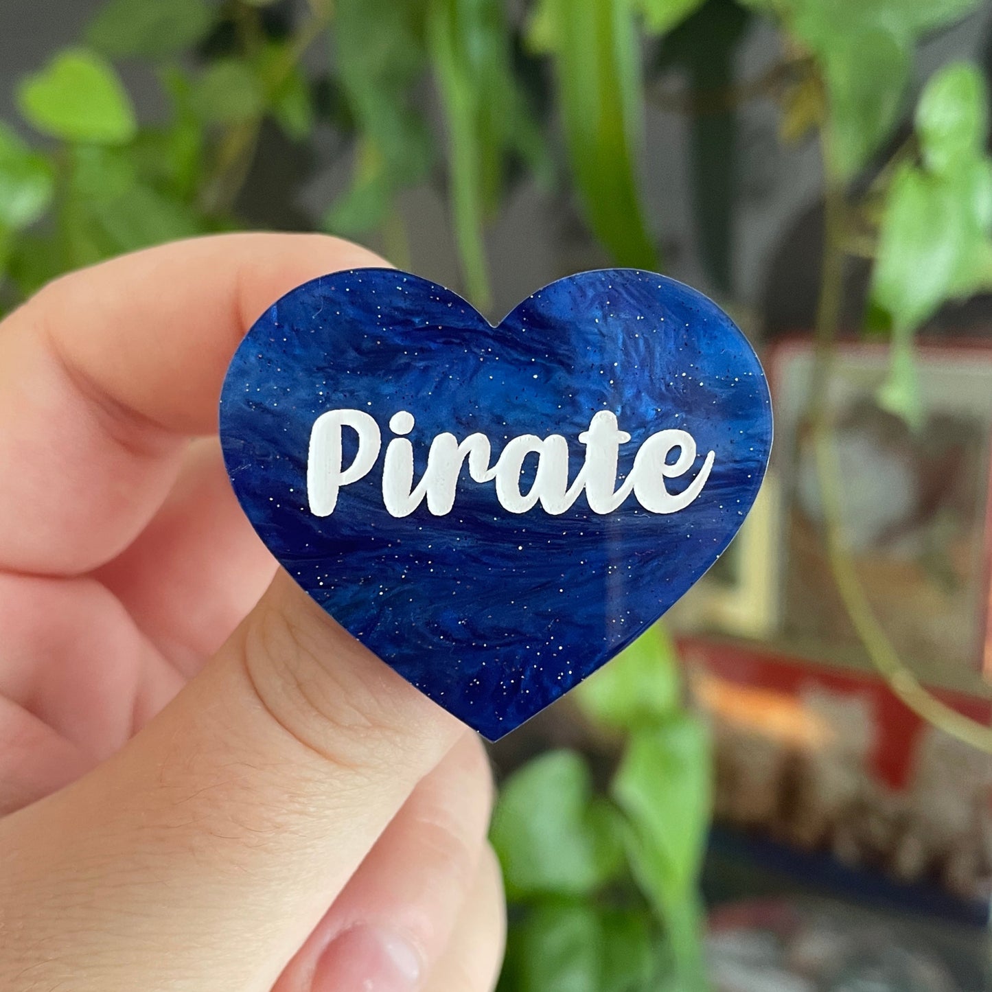 [CONTRÔLE TECHNIQUE] Broche "Pirate" en acrylique marbrée bleue à paillettes