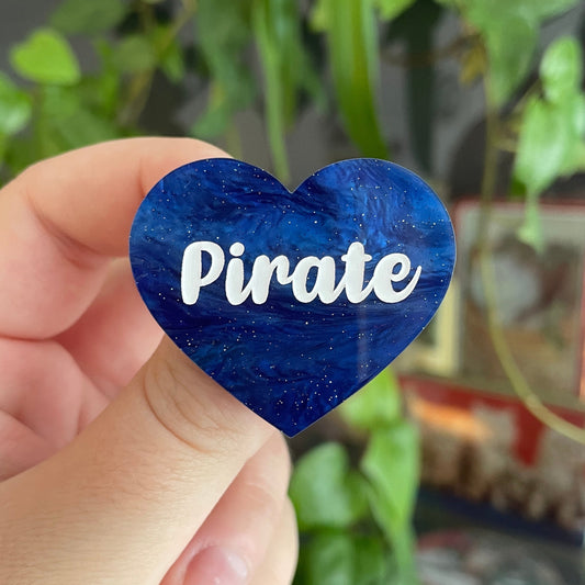 [CONTRÔLE TECHNIQUE] Broche "Pirate" en acrylique marbrée bleue à paillettes