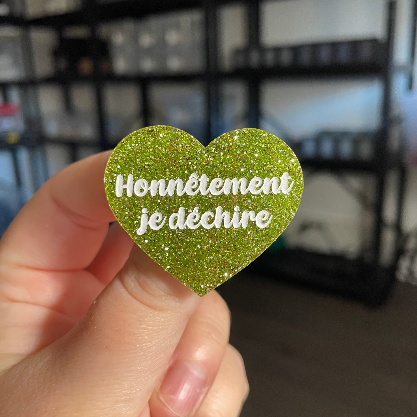 Broche "Honnêtement je déchire" en acrylique à paillettes vertes