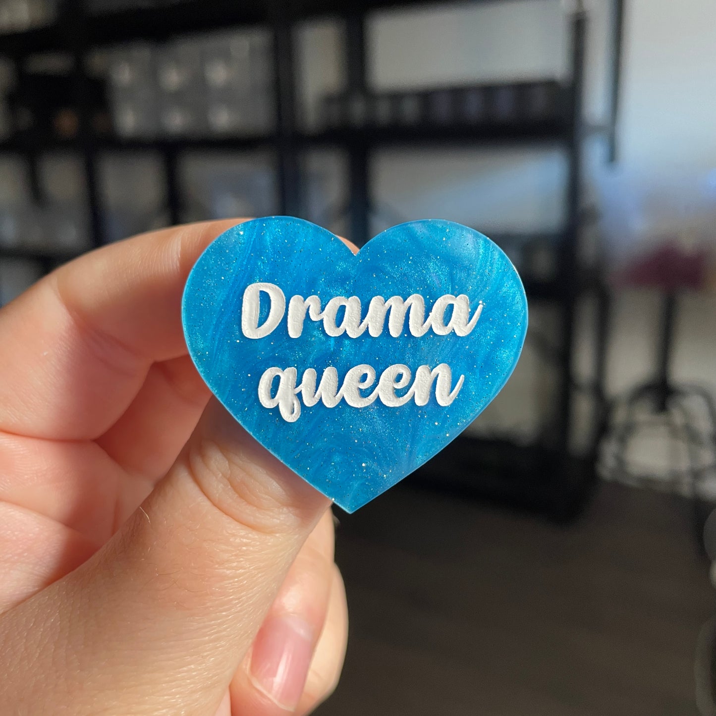 Broche "Drama queen" en acrylique marbrée bleue à paillettes