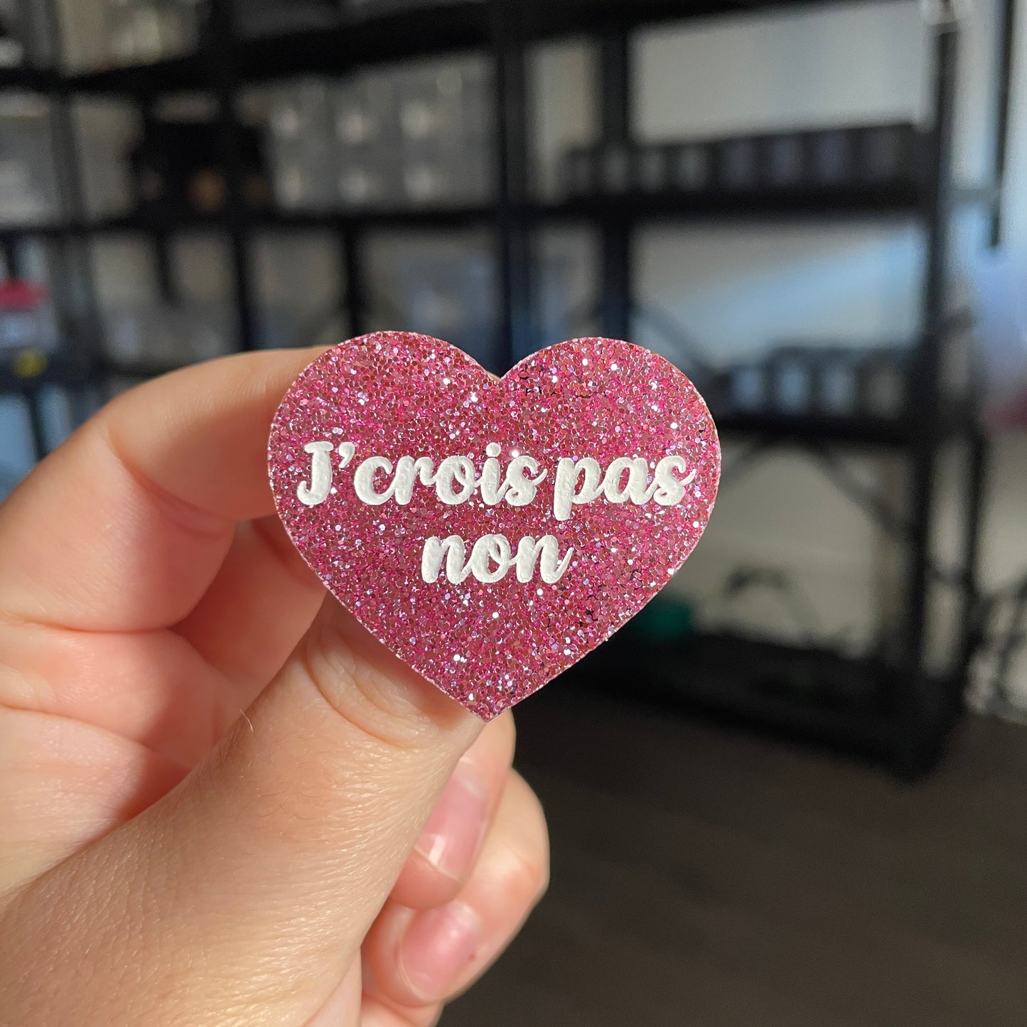 Broche "J'crois pas non" en acrylique à paillettes roses
