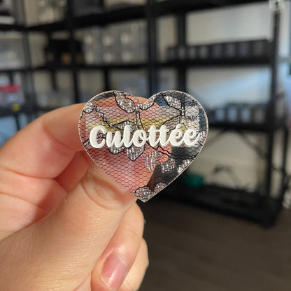 Broche "Culottée" en acrylique japonaise semi transparente avec de la dentelle noire (Copie)