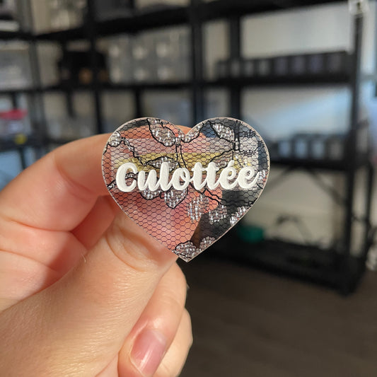 Broche "Culottée" en acrylique japonaise semi transparente avec de la dentelle noire (Copie)