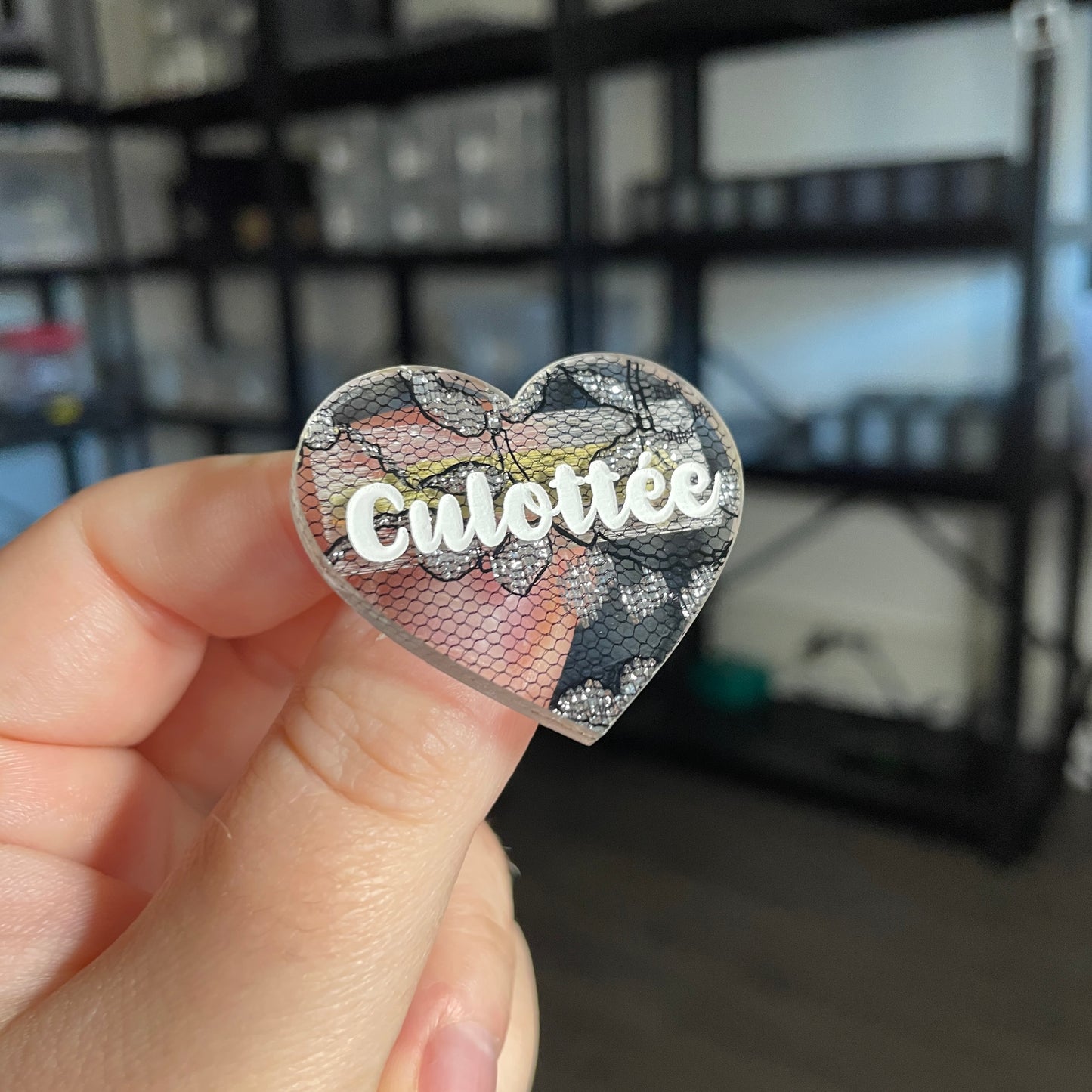 Broche "Culottée" en acrylique japonaise semi transparente avec de la dentelle noire (Copie)