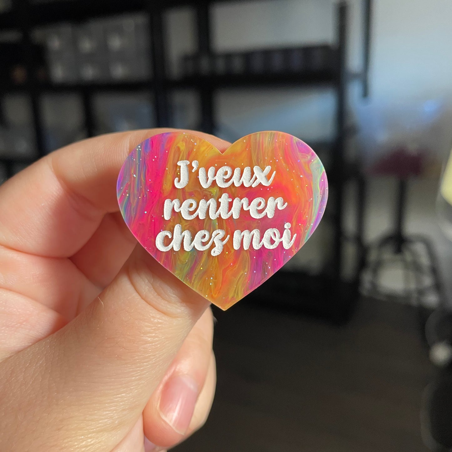 Broche "J'veux rentrer chez moi" en acrylique semi transparente marbrée multicolore