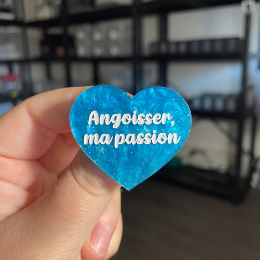 Broche "Angoisser, ma passion" en acrylique marbrée bleue à paillettes