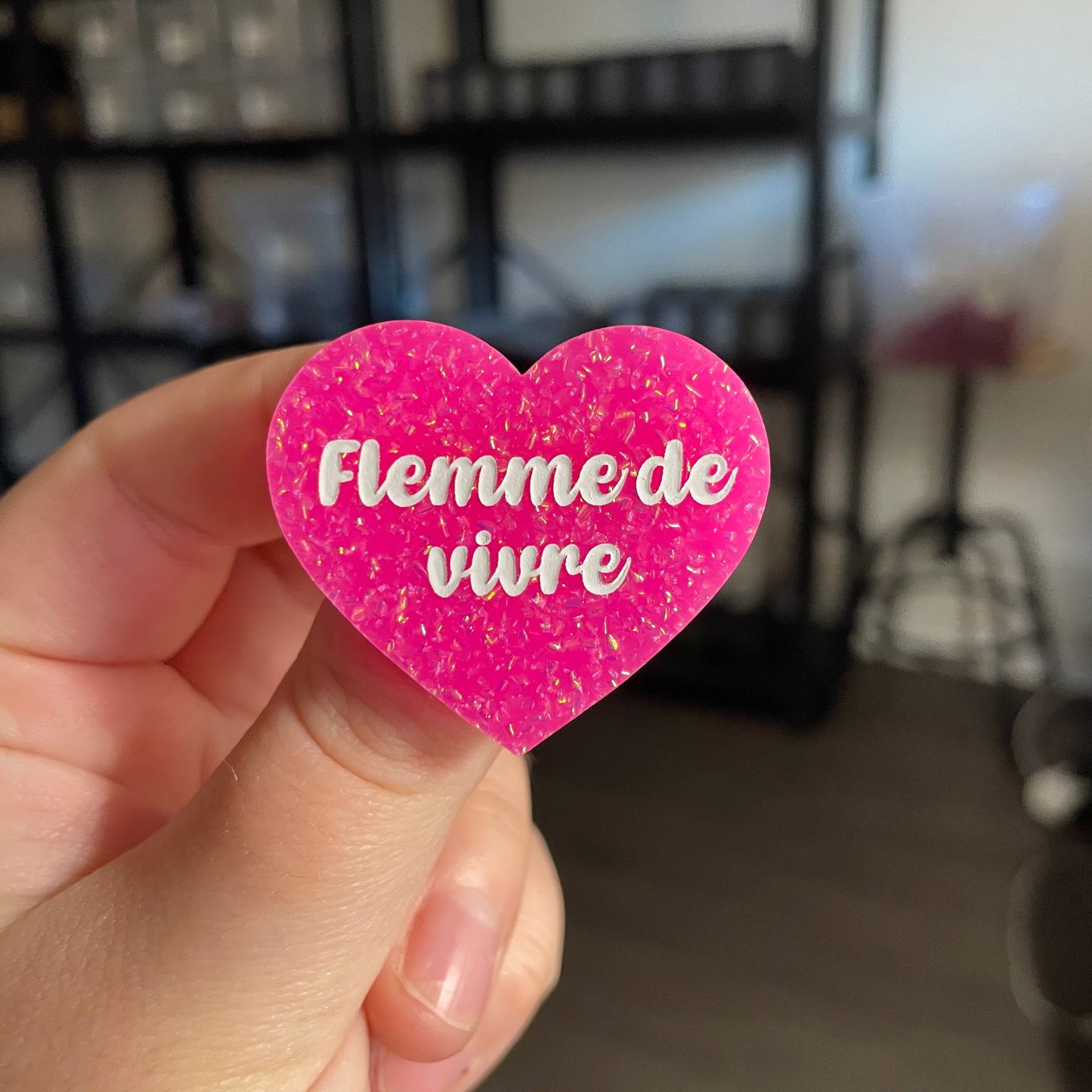 Broche "Flemme de vivre" en acrylique rose à paillettes