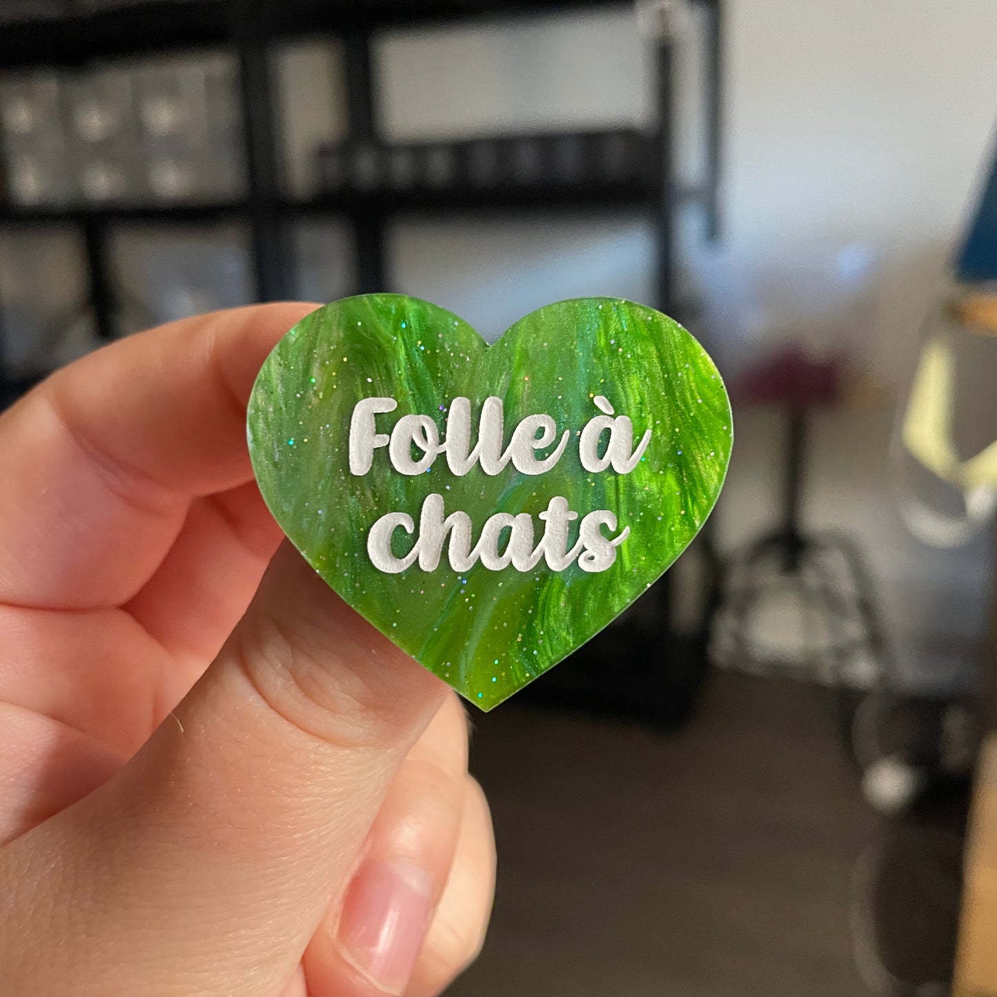 Broche "Folle à chats" en acrylique marbrée verte à paillettes