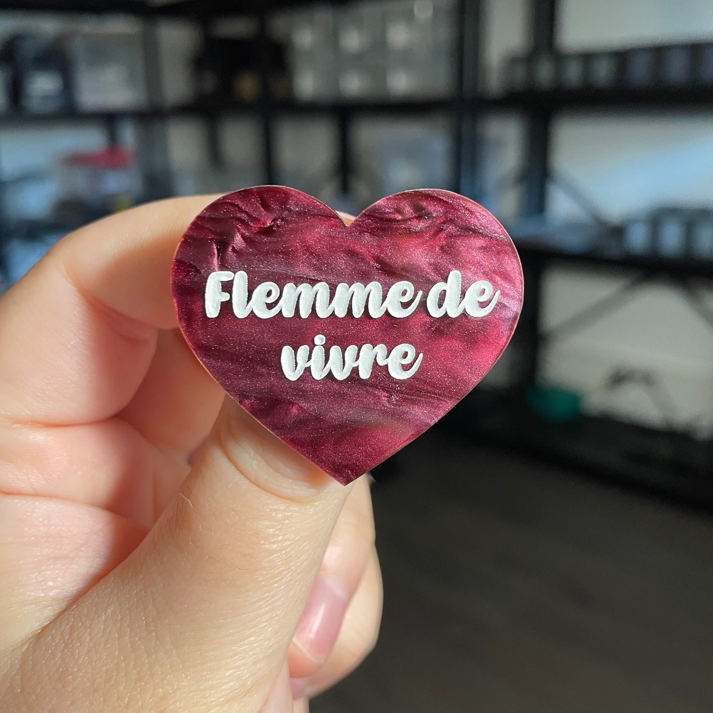 Broche "Flemme de vivre" en acrylique marbrée bordeaux