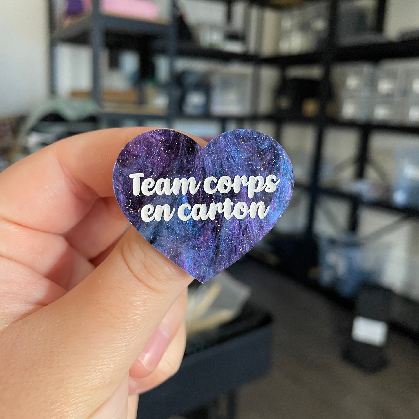 Broche "Team corps en carton" en acrylique marbrée bleue, noire et violette à paillettes
