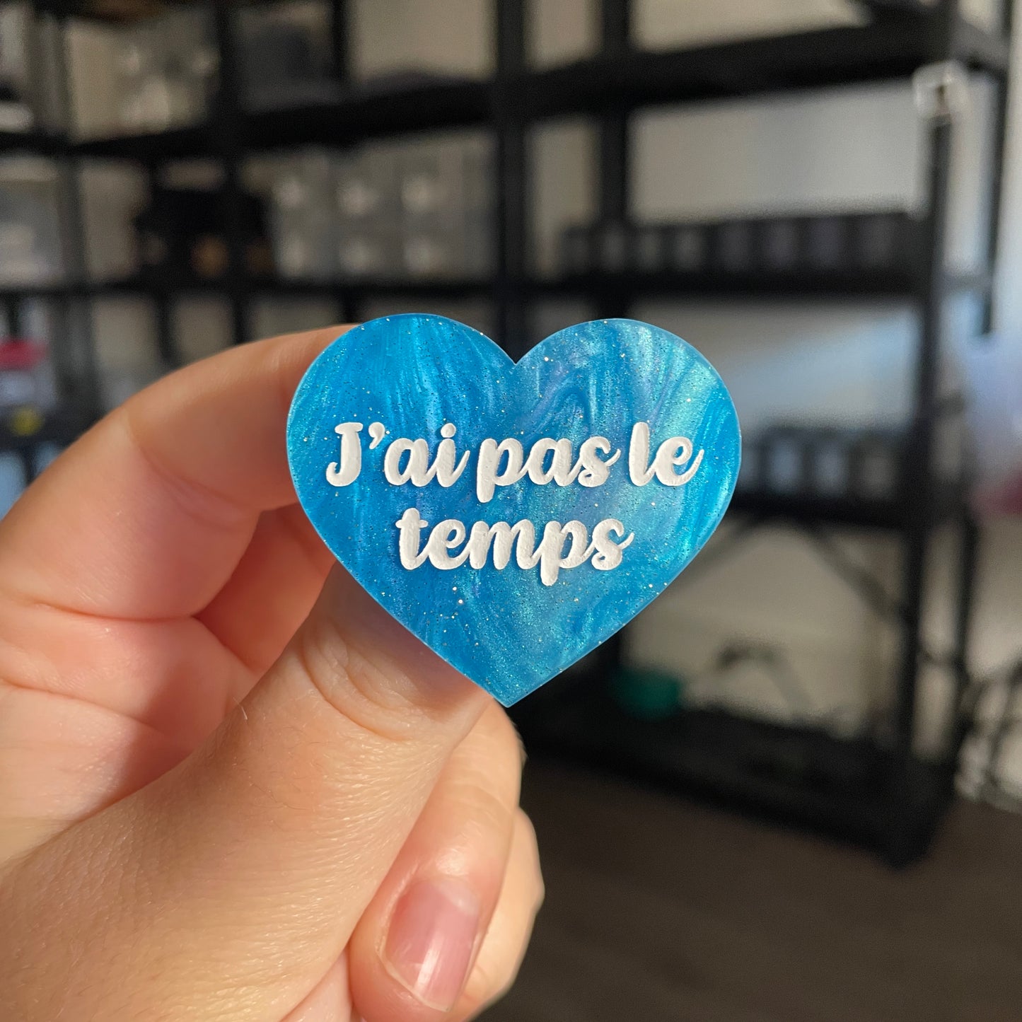Broche "J'ai pas le temps" en acrylique marbrée bleue à paillettes