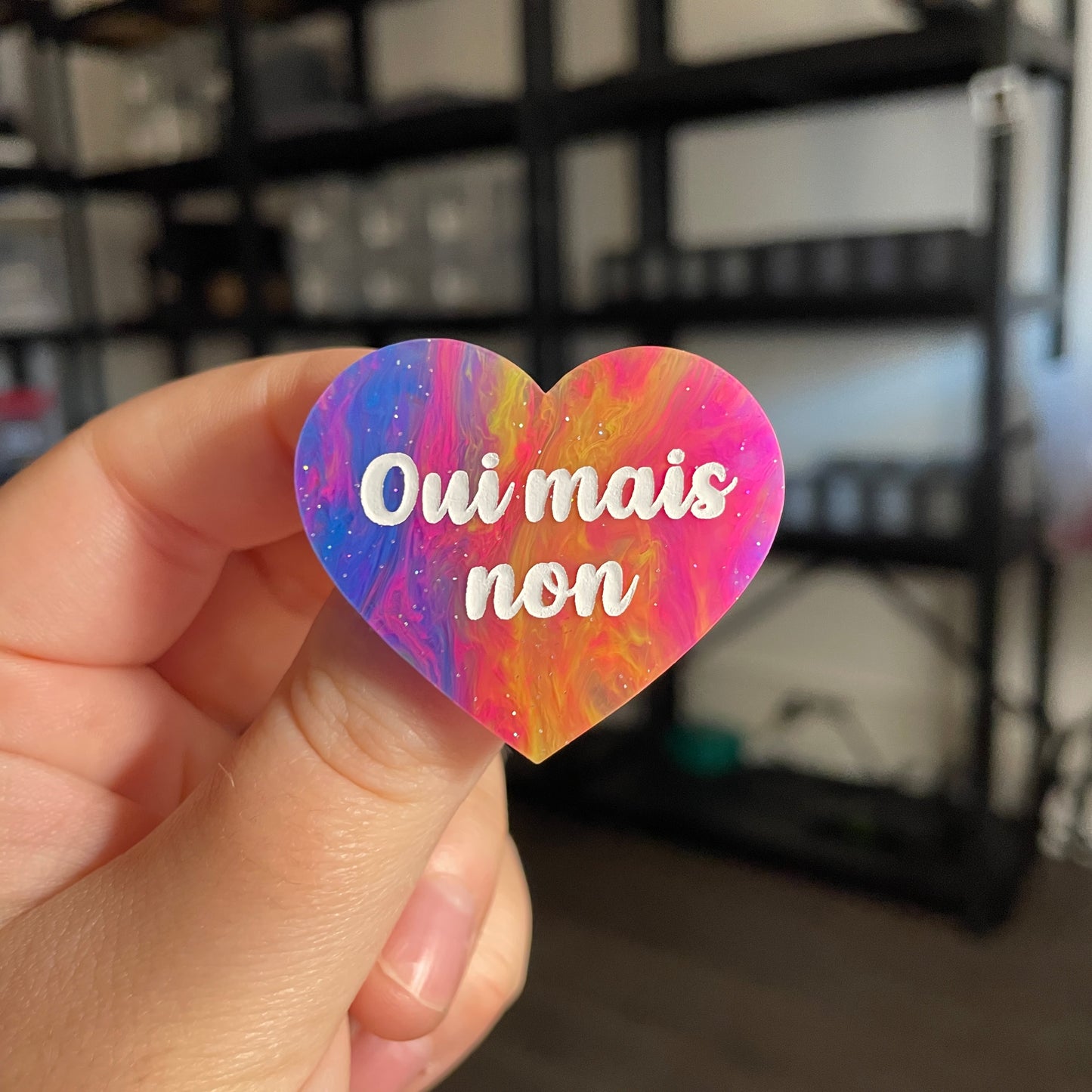 Broche "Oui mais non" en acrylique semi transparente marbrée multicolore