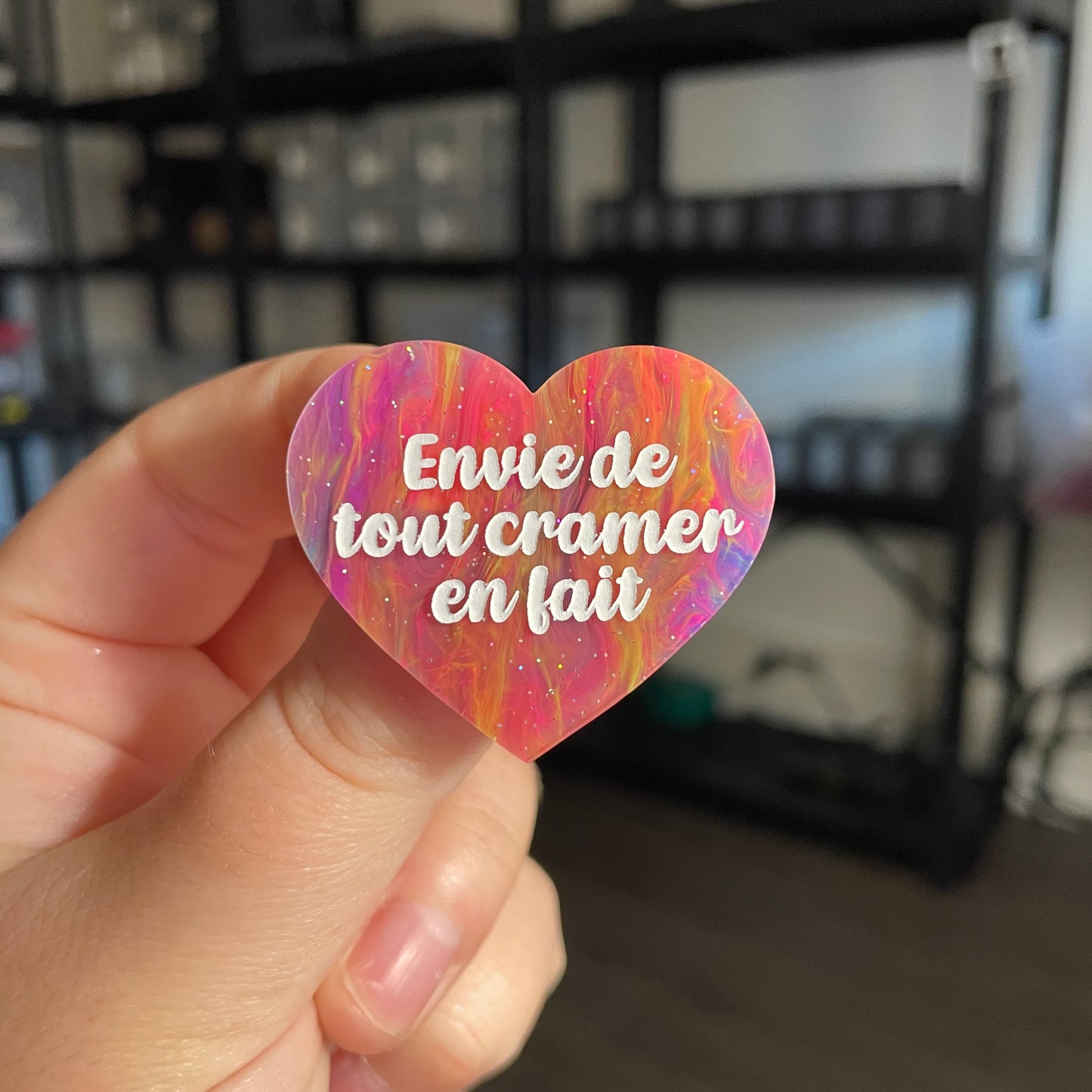 Broche "Envie de tout cramer en fait" en acrylique semi transparente marbrée multicolore