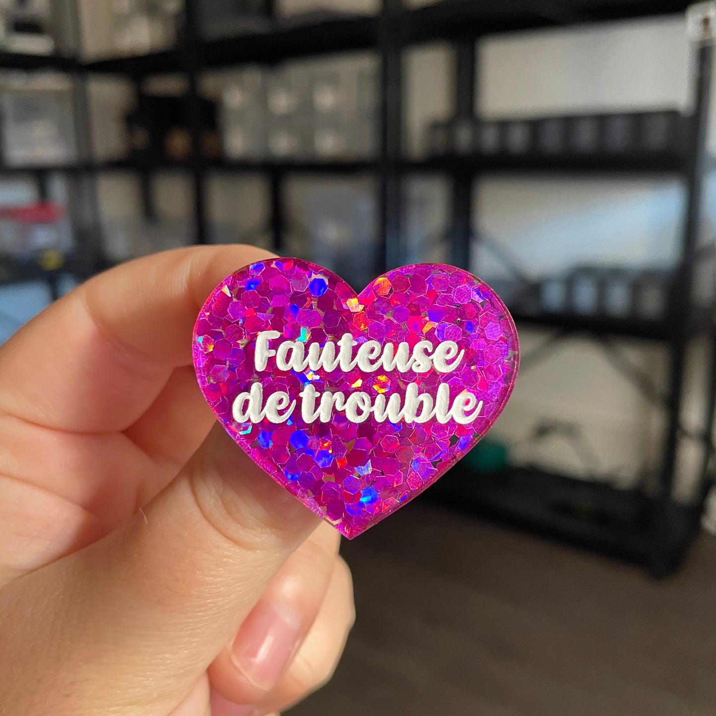 Broche "Fauteuse de trouble" en acrylique semi transparente avec des confettis fuchsia
