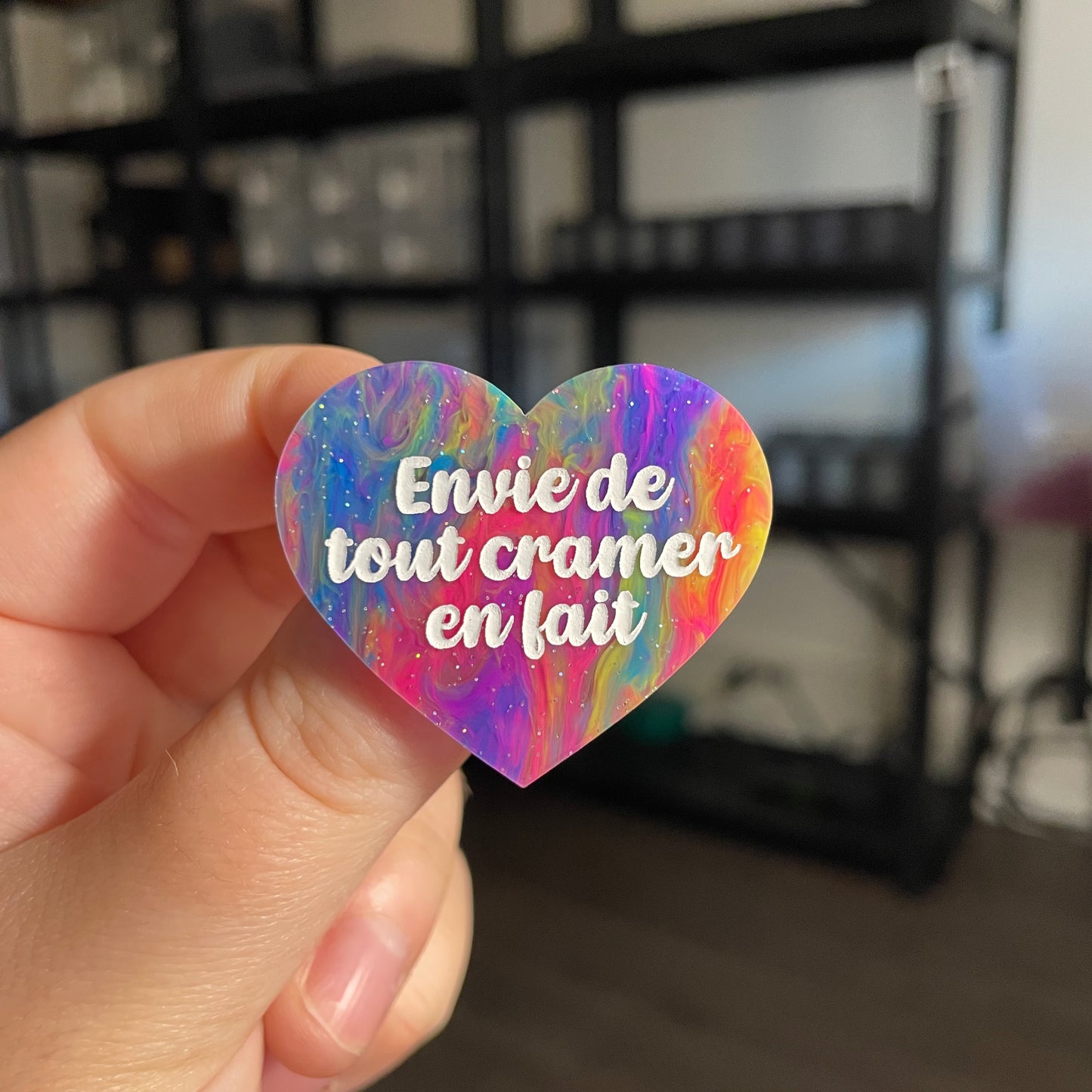 Broche "Envie de tout cramer en fait" en acrylique semi transparente marbrée multicolore