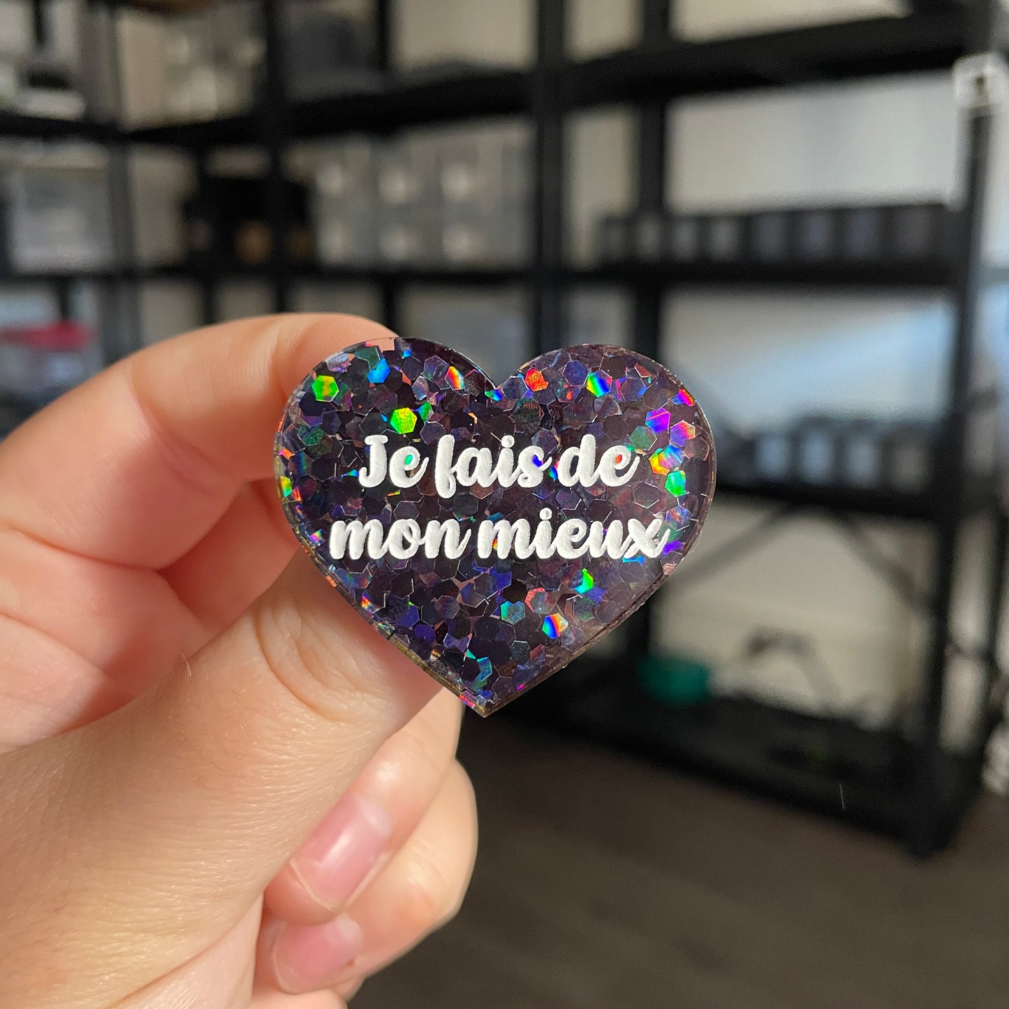 Broche "Je fais de mon mieux" en acrylique semi transparente avec des confettis noirs