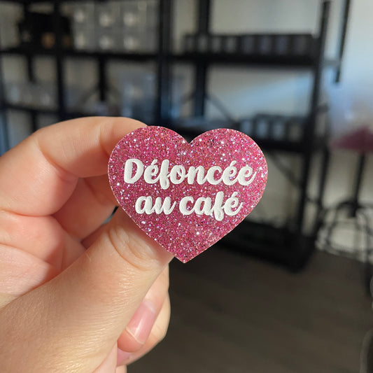 Broche "Défoncée au café" en acrylique à paillettes roses