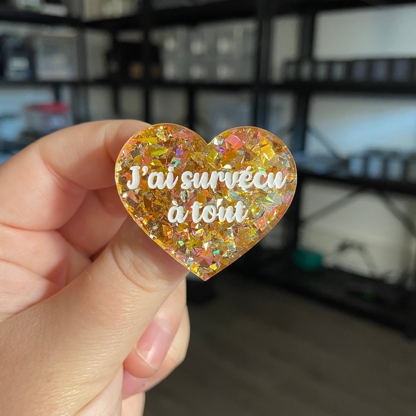 Broche "J'ai survécu à tout" en acrylique transparente avec des paillettes jaunes