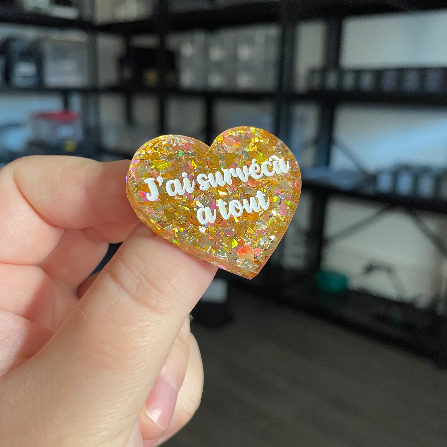 Broche "J'ai survécu à tout" en acrylique transparente avec des paillettes jaunes
