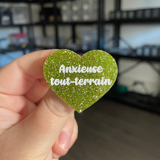 Broche "Anxieuse tout-terrain" en acrylique à paillettes vertes