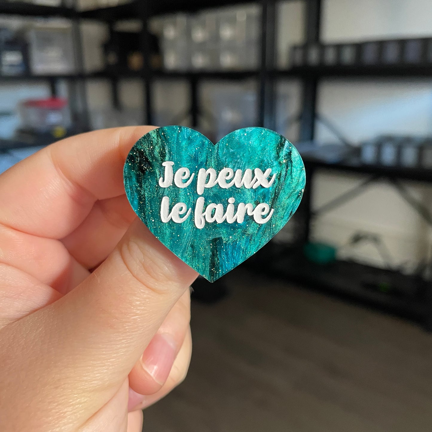 Broche "Je peux le faire" en acrylique marbrée verte et noire à paillettes