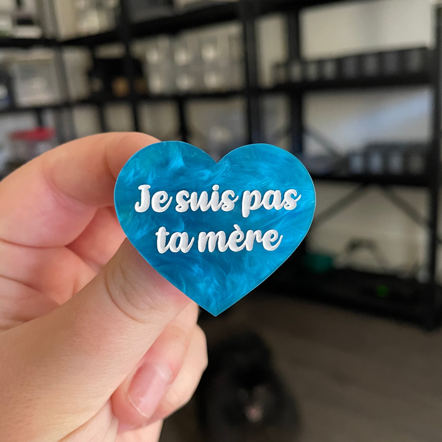 Broche "Je suis pas ta mère" en acrylique marbrée bleue