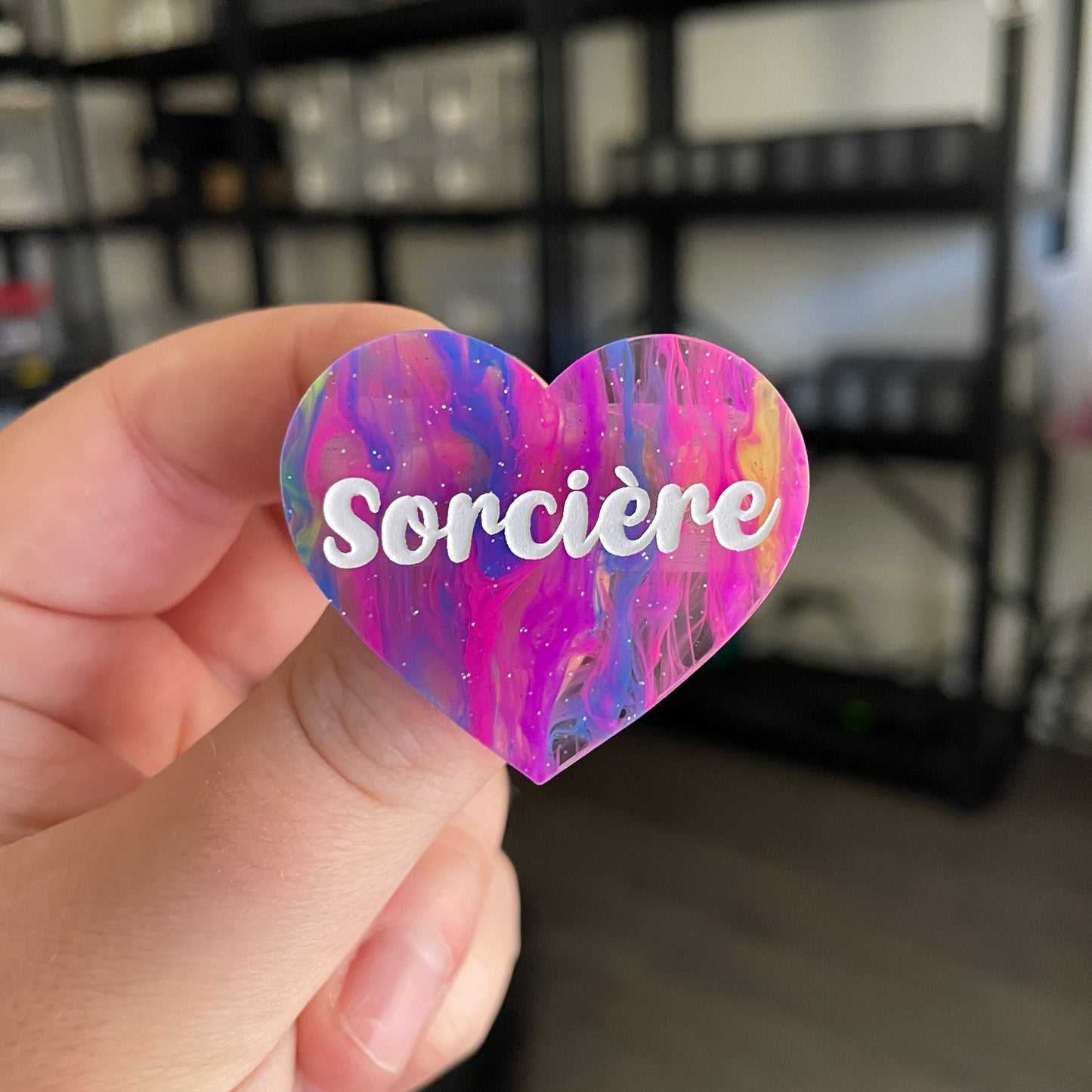 Broche "Sorcière" en acrylique semi transparente marbrée multicolore