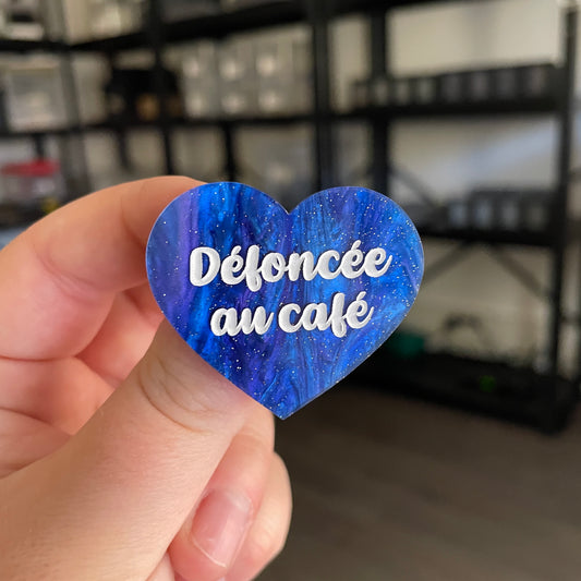 Broche "Défoncée au café" en acrylique marbrée bleue à paillettes