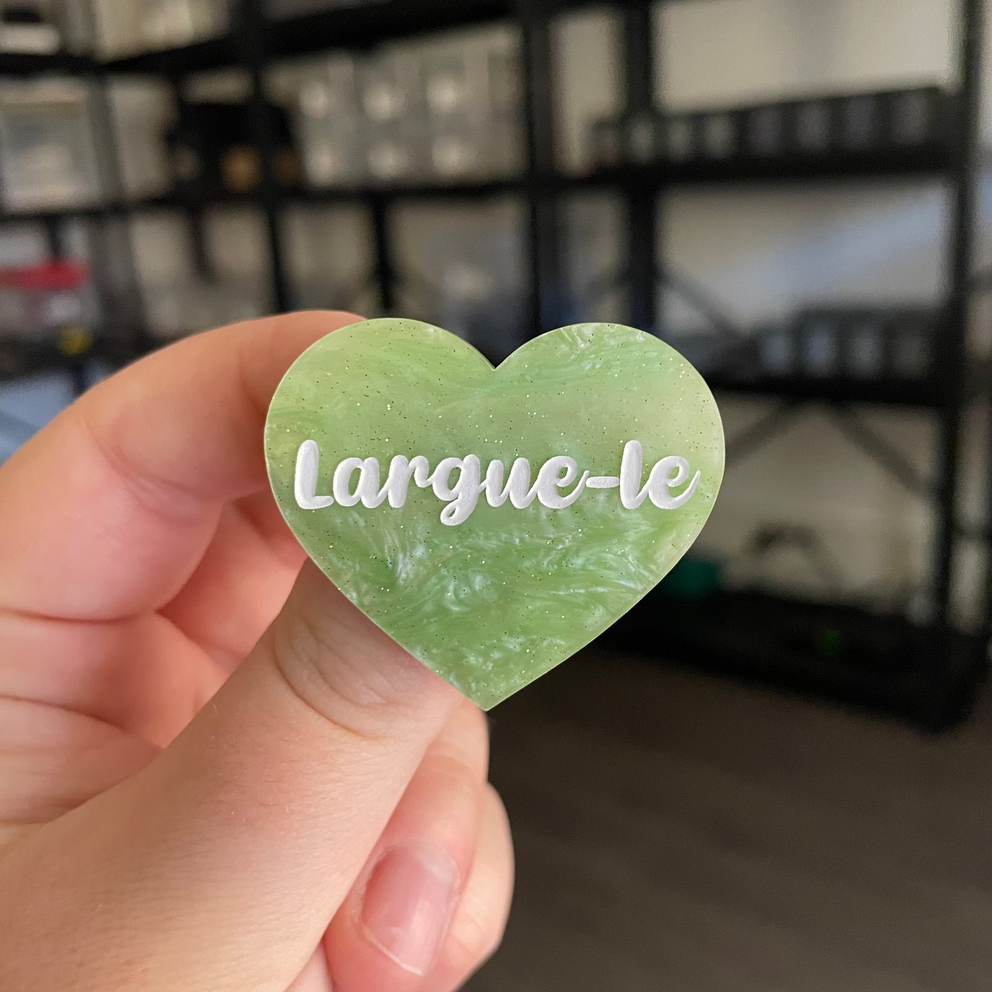 Broche "Largue-le" en acrylique marbrée verte à paillettes