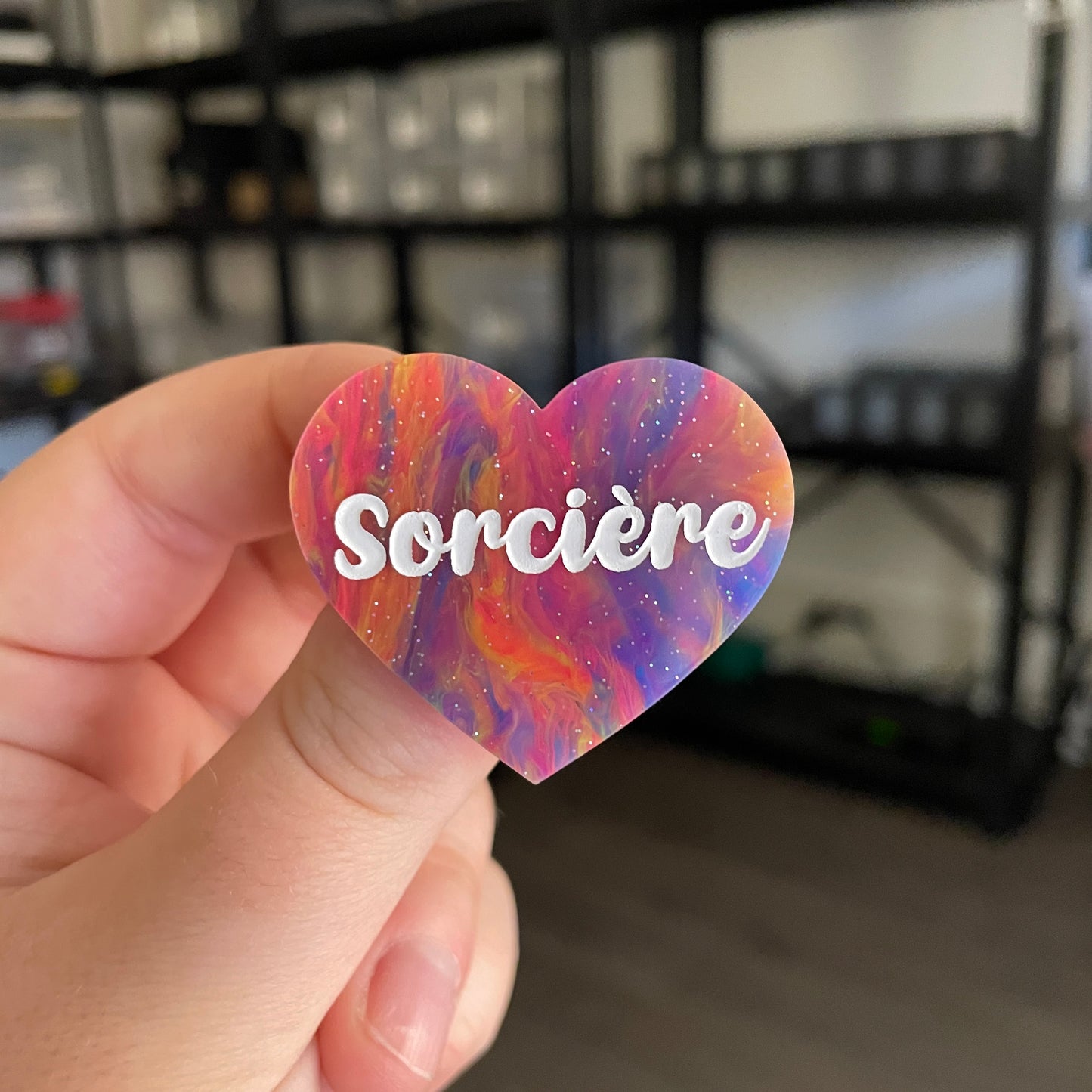 Broche "Sorcière" en acrylique semi transparente marbrée multicolore
