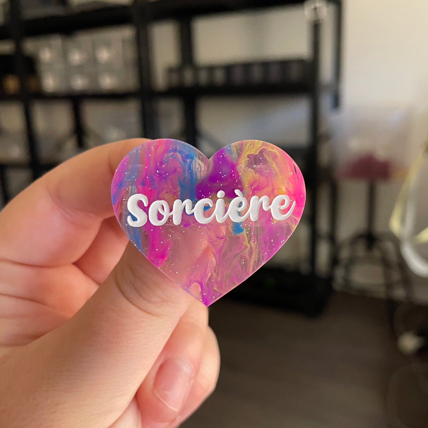 Broche "Sorcière" en acrylique semi transparente marbrée multicolore