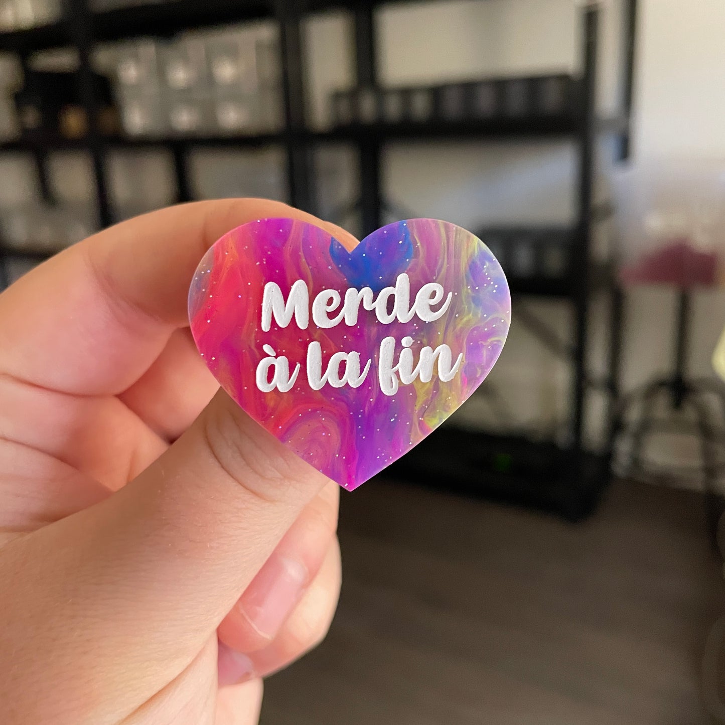 Broche "Merde à la fin" en acrylique semi transparente marbrée multicolore